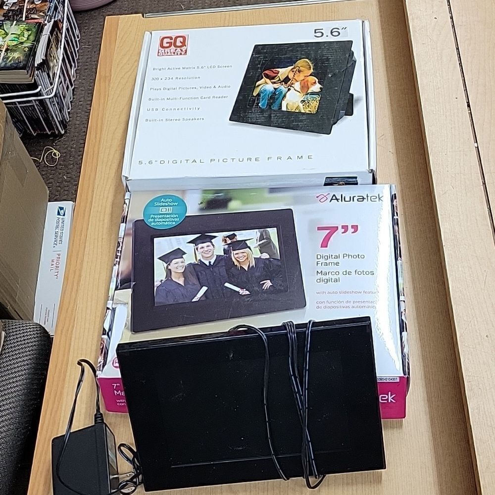 3 Digital Photo Frames..2 are new in box‎